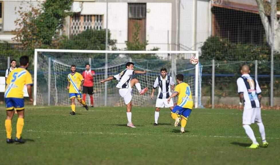 In alto nella foto grande, il Rosignano spazza via il pallone; a destra, sopra Diallo in azione, sotto il Vada festeggia dopo l’ultima vittoria