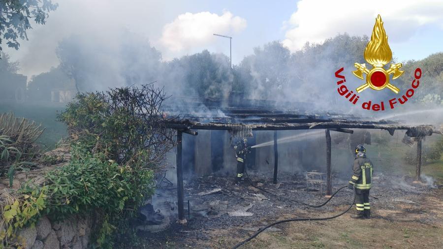 Arzachena, l’incendio di una tettoia mette in pericolo alcuni edifici: rapido intervento dei vigili del fuoco