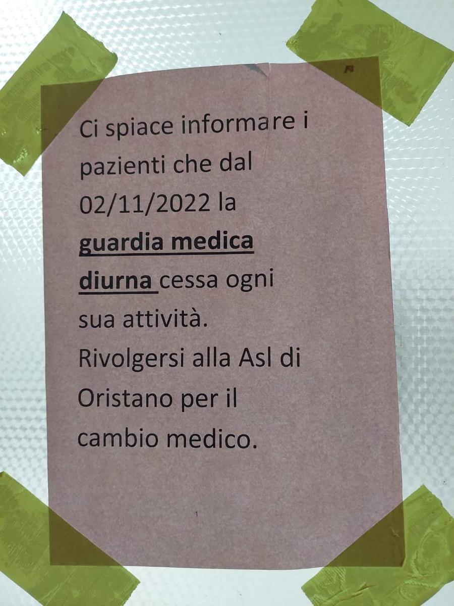 
	Il cartello affisso all'ingresso dell'ambulatorio di guardia medica nei giorni scorsi (foto P. Camedda)

