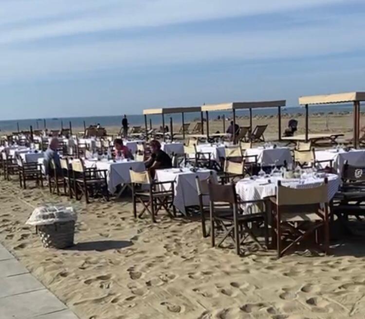 Pranzo in spiaggia con 80 tavoli ma arriva la Guardia Costiera e sgombera tutto