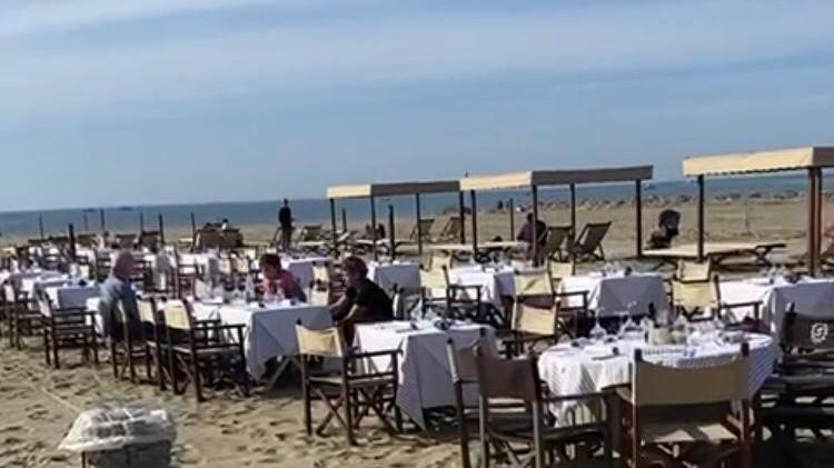 Pranzo in spiaggia con 80 tavoli ma arriva la Guardia Costiera e sgombera tutto