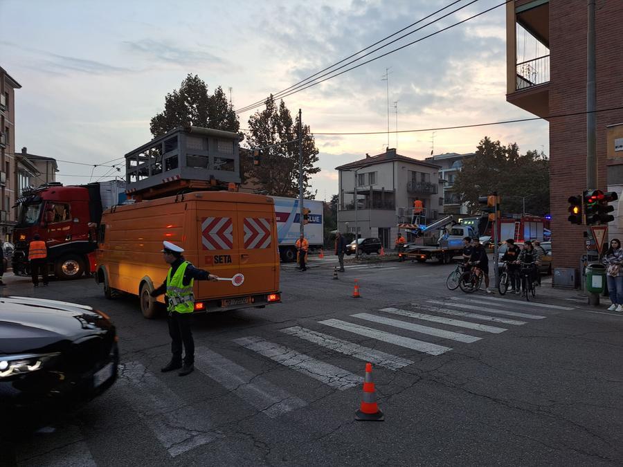Modena, camion fa cadere i cavi del filobus: traffico in tilt tra viale Amendola, Fratelli Rosselli e Buon Pastore