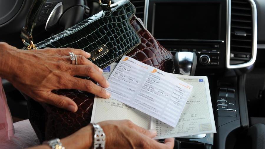 Bollo auto, la Toscana cancella le esenzioni sui noleggi a lungo termine