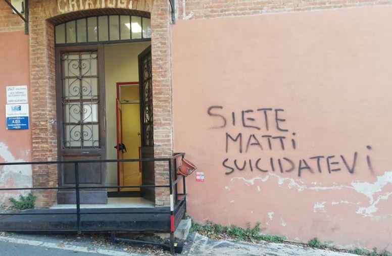 «Siete matti, suicidatevi»: l’orribile scritta d’odio comparsa sul centro di salute mentale