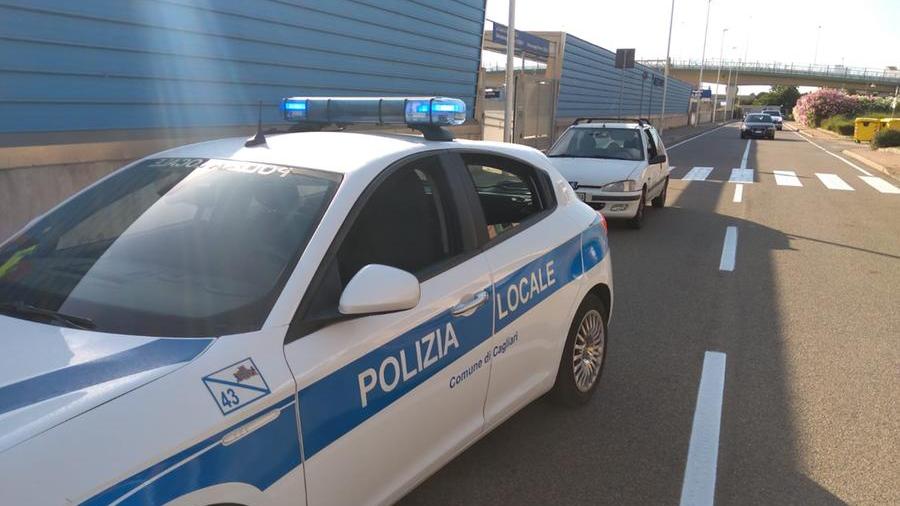 Molesta una bambina e viene pestato duramente dagli adulti accorsi sul posto