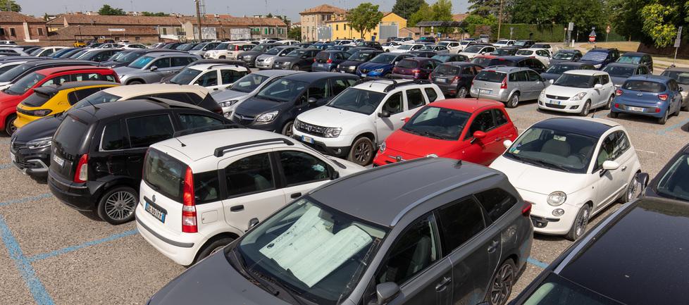 Cento, raggirati e derubati dalla banda dei parcheggi
