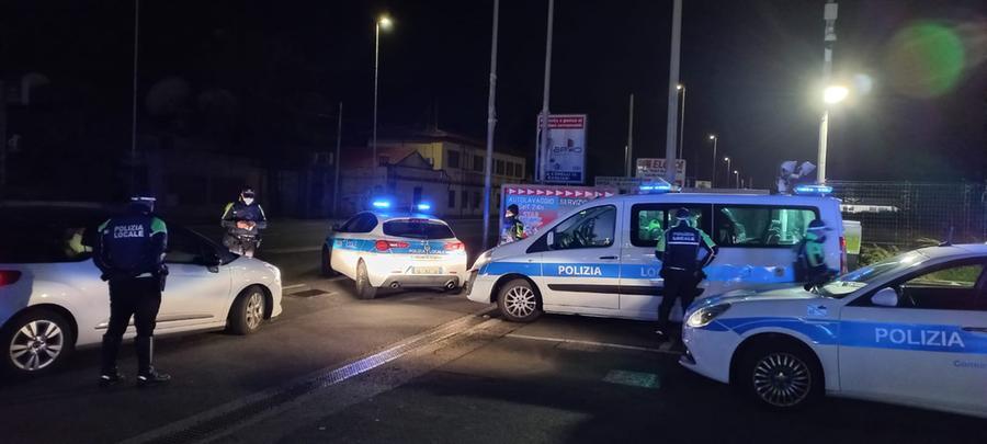 Tamponamento a catena sull’asse mediano: 4 feriti