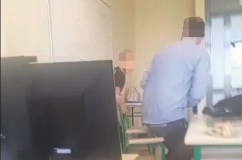 Un frame della ripresa fatta con il cellulare in aula quando il professore reagisce con un pugno alle provocazioni di uno studente