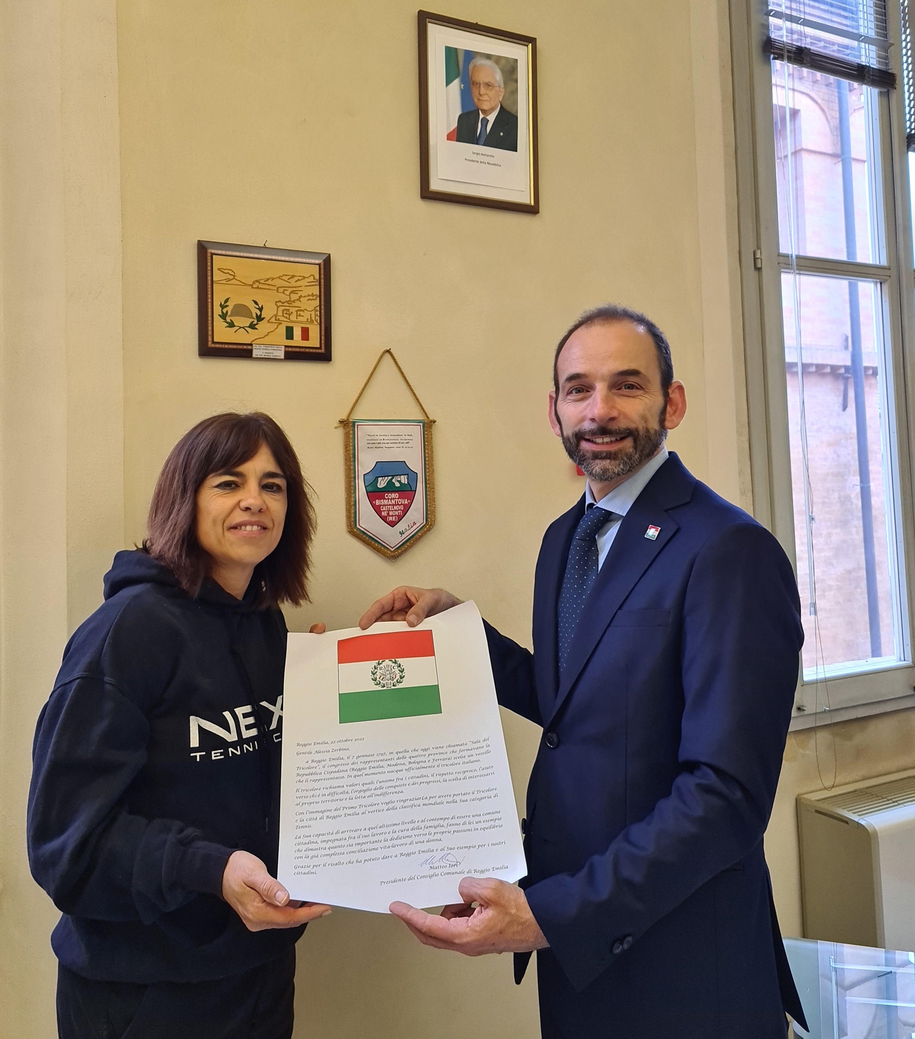 Matteo Iori premia Alessia Zerbino