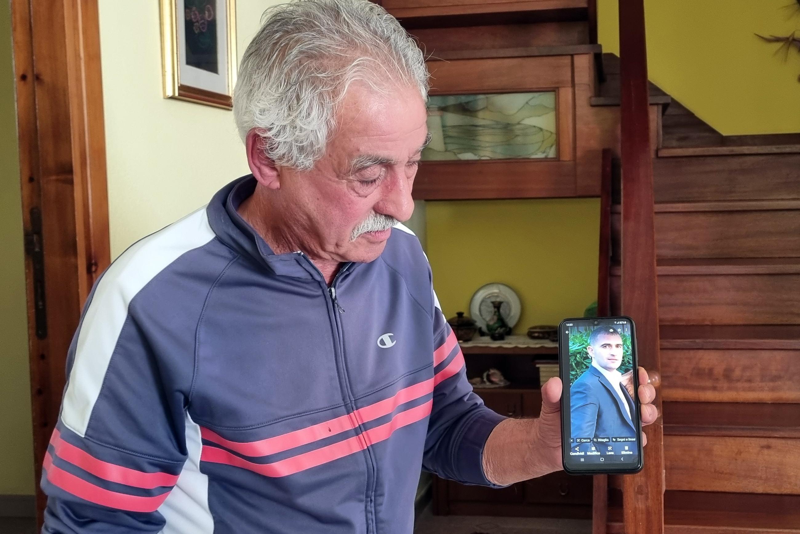 Mario Muceli mostra la foto del figlio Riccardo ucciso a gennaio (foto massimo locci)