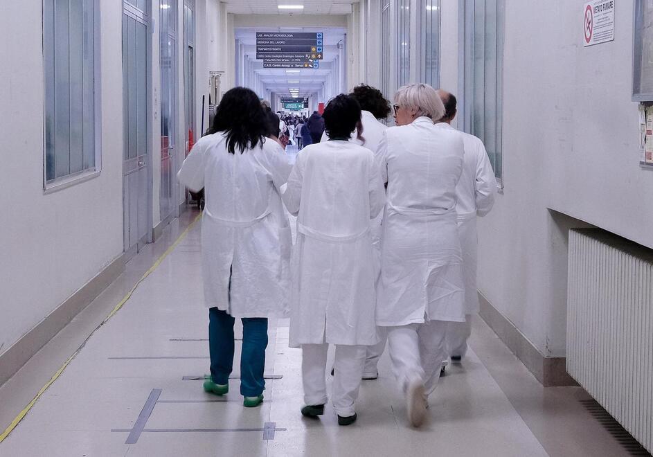 Sardegna, un territorio vasto e tanti ospedali: i medici non bastano