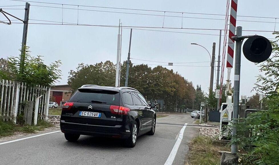 Carpi, passaggio a livello spesso in tilt: «Toglieremo le sbarre» 