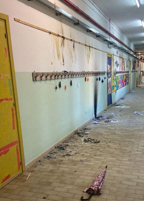 I vandali nella scuola a Porto Torres, bruciati anche i lavori realizzati dai bambini