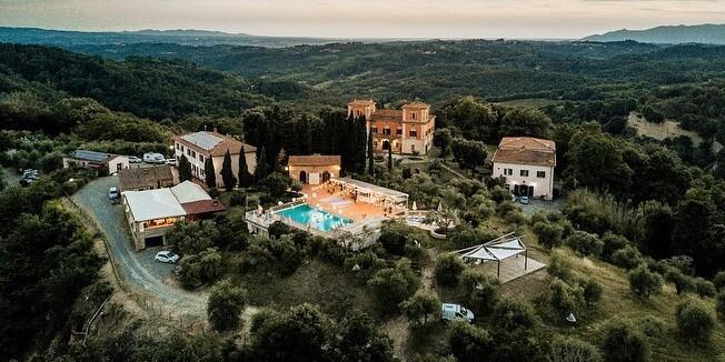 Una veduta di Villa Lena a Toiano nel comune di Palaia