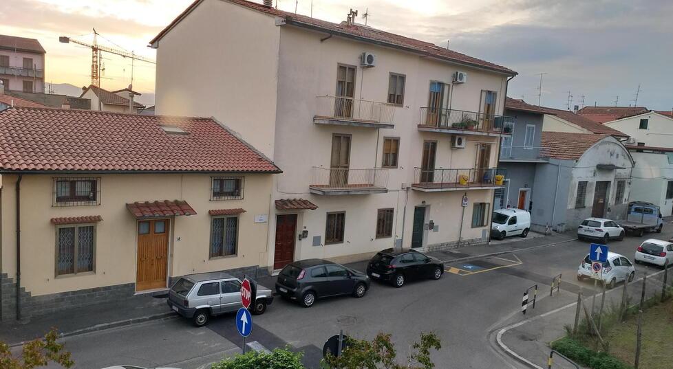 Prato, finti carabinieri derubano una famiglia: il colpo di quelli dell’Audi Coupé
