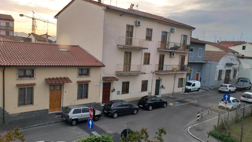 Prato, finti carabinieri derubano una famiglia: il colpo di quelli dell’Audi Coupé