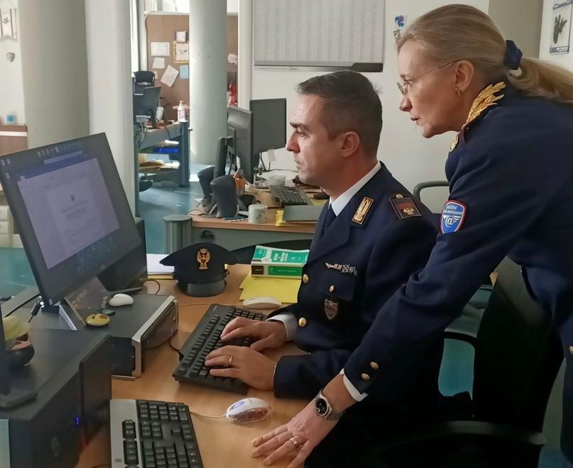 Le indagini a carico del sessantunenne sono scattate dopo una segnalazione arrivata da parte dell’Fbi. L’uomo è stato individuato a casa di alcuni amici conosciuti nell’ambito di una comunità buddhista