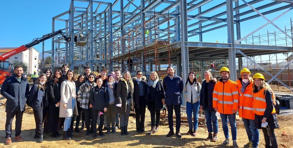 Il cantiere della Cino da Pistoia poco dopo l’avvio dei lavori. In primo piano sindaco e assessori con i tecnici comunali e quelli della ditta