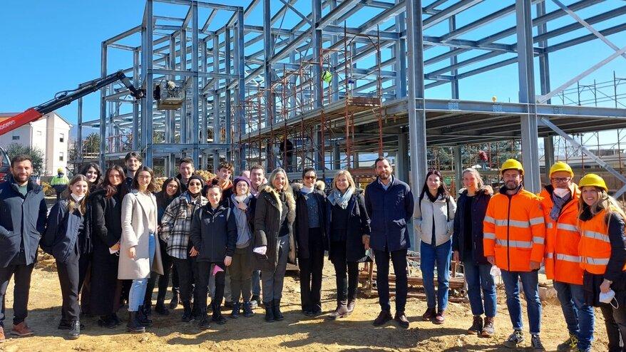 Il cantiere della Cino da Pistoia poco dopo l’avvio dei lavori. In primo piano sindaco e assessori con i tecnici comunali e quelli della ditta