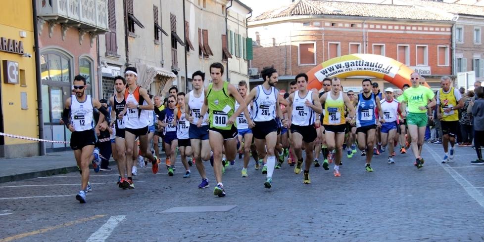 Bondeno, perde soldi e documenti: un podista li ritrova e li restituisce