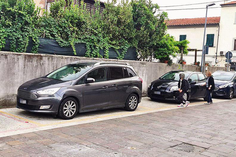 
	Le auto in sosta negli spazi destinati ai mezzi con il contrassegno per disabili

