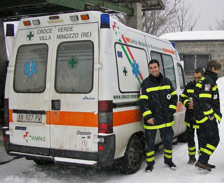 Anziano investito da un’auto davanti a casa, è grave