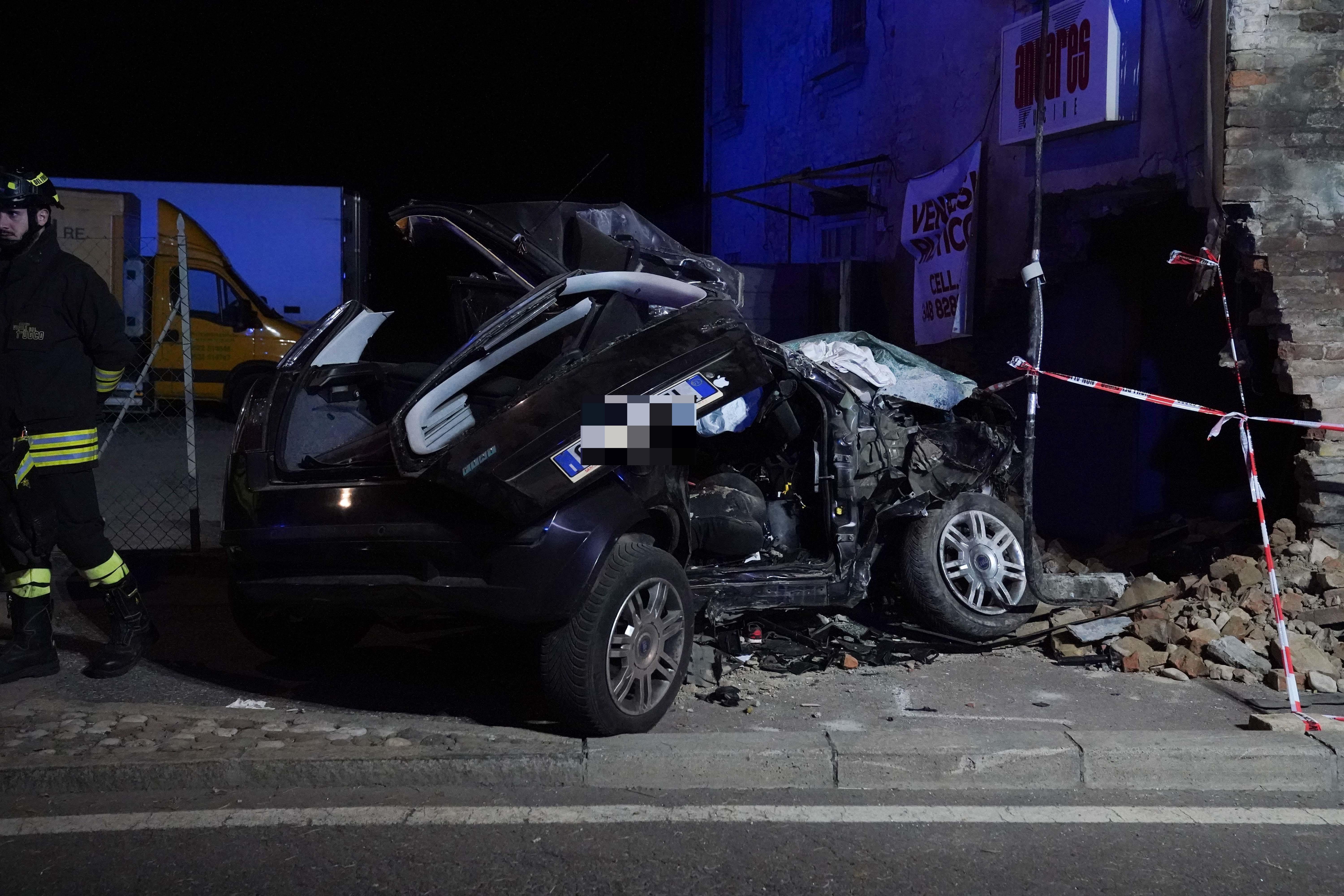 «Ho visto l’auto schiantarsi e i bambini volare fuori»