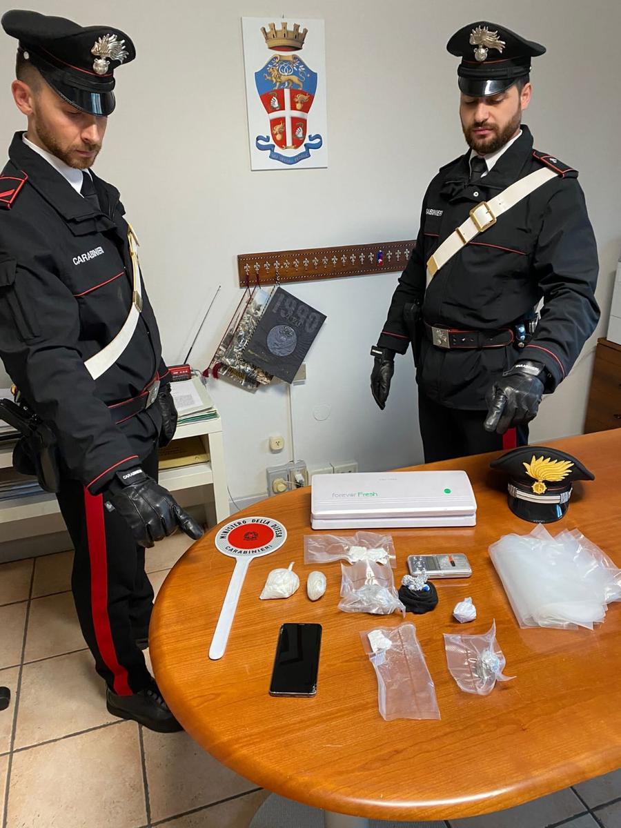 In casa con la droga, arrestati un barista e un operaio