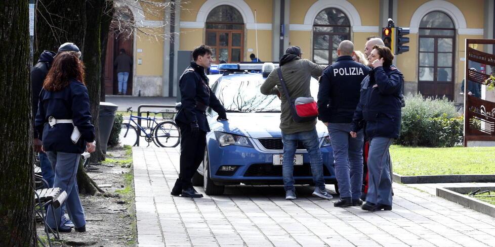 Nella foto d’archivio un intervento della polizia in piazza don Minzoni di fronte alla stazione ferroviaria