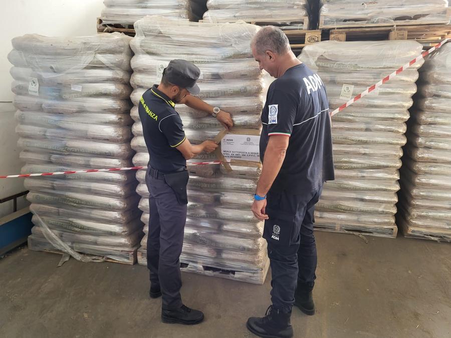 Settantadue tonnellate di pellet non a norma sequestrate al porto canale di Cagliari