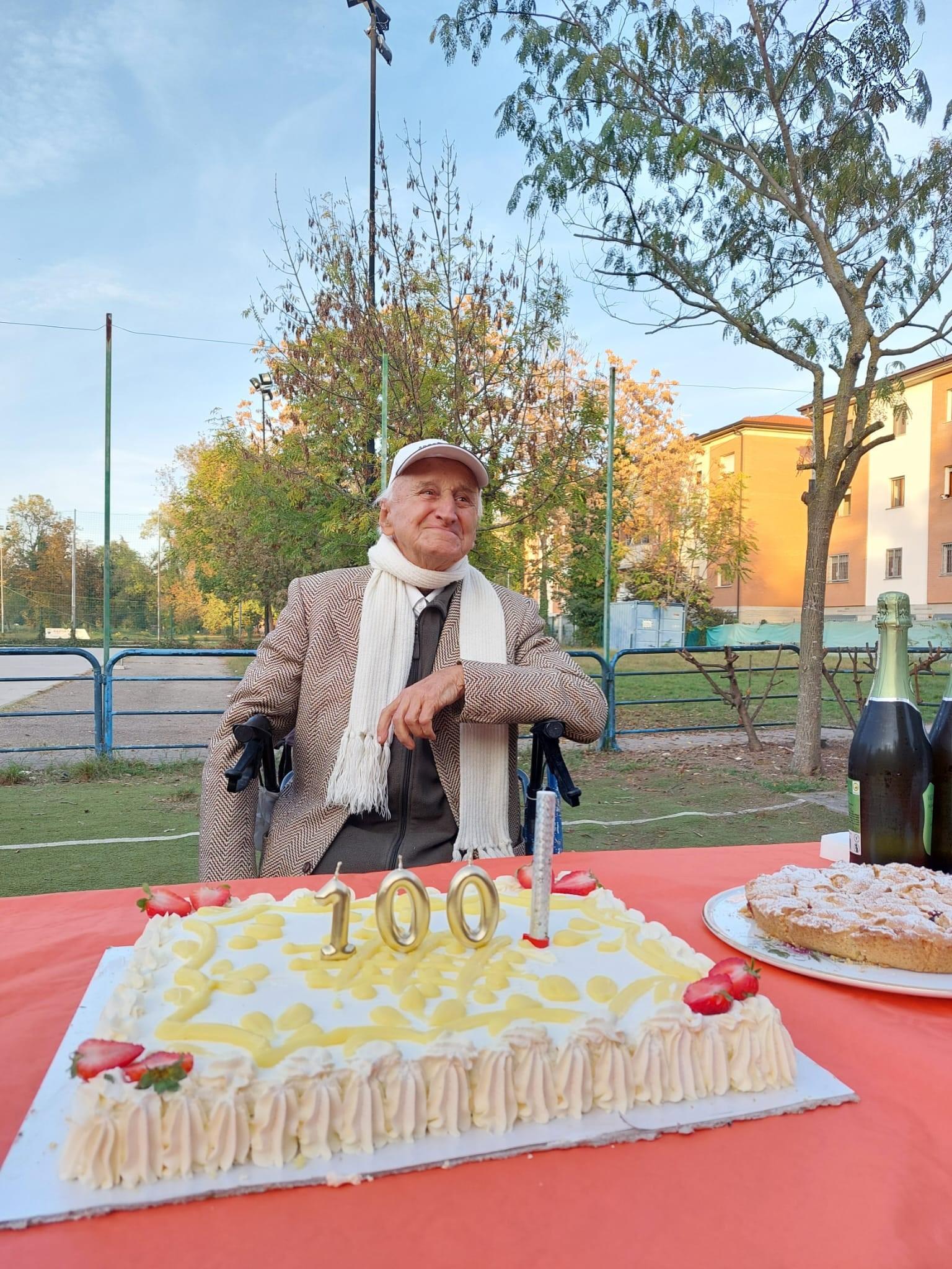 Rosmindo Corradini festeggia i suoi 100 anni circondato dai soci del circolo Stranieri<br>
<br>
