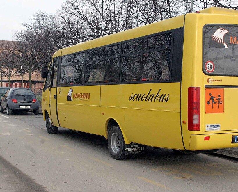 Un pulmino per il servizio scuolabus (foto di archivio)