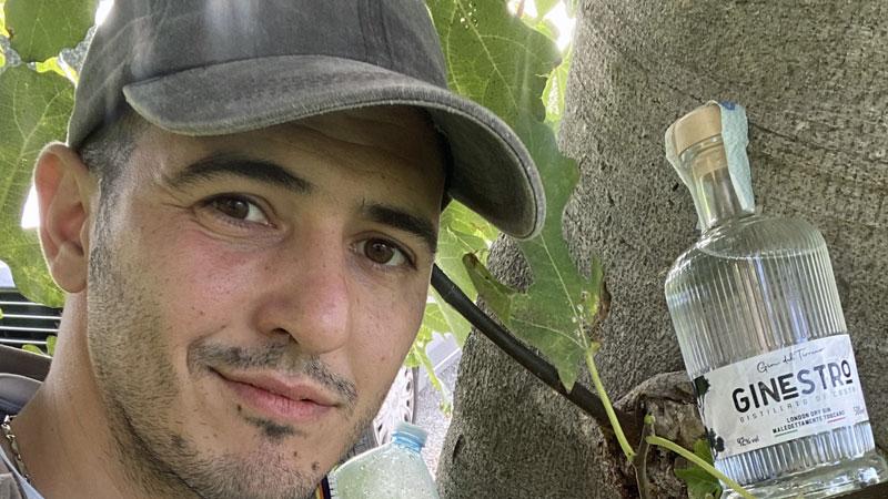 Il barman piombinese Baldo Ruocco con il gin Ginestro