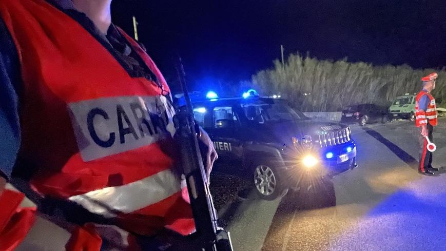 Un controllo dei carabinieri sulle strade dell’isola