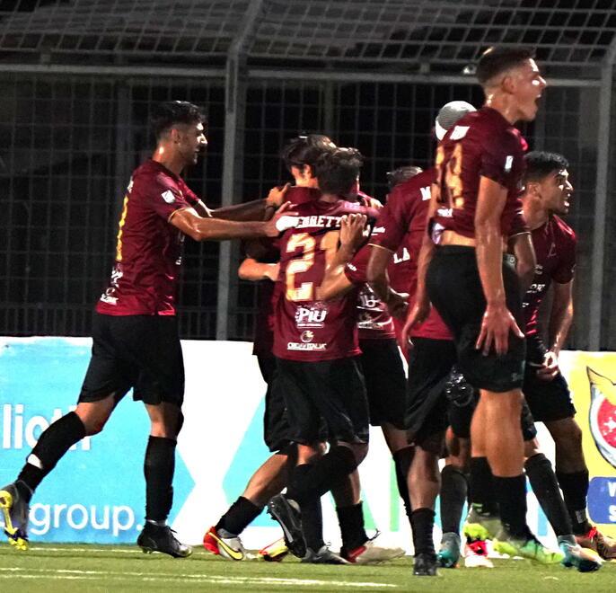 L’abbraccio fra i calciatori della truppa granata dopo il gol decisivo realizzato da Nicastro scadere nelle gara del Mannucci contro la Torres: è stata, quella, la seconda delle tre vittorie consecutive messe insieme dalla squadra tra campionato e Coppa Italia (foto Silvi)