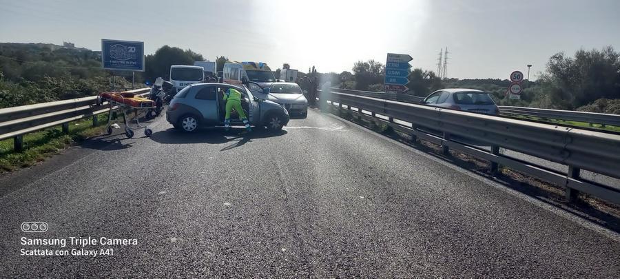 Scontro tra auto sulla 131 alle porte di Sassari, traffico in tilt