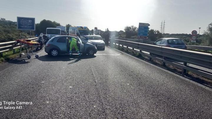 Scontro tra auto sulla 131 alle porte di Sassari, traffico in tilt