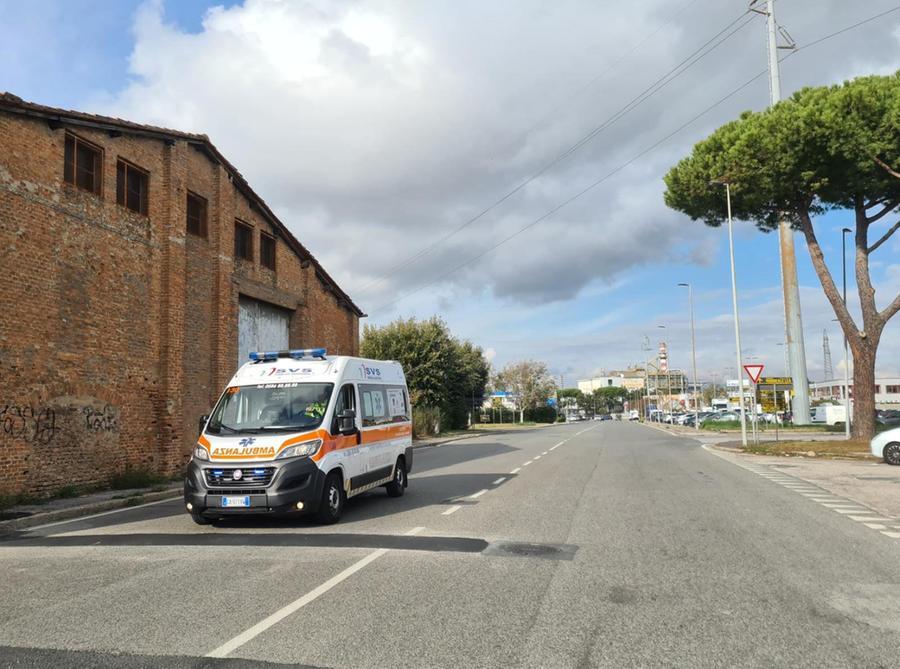 
	L'ambulanza in via dell'Artigianato (foto Daniele Stefanini/Silvi)

