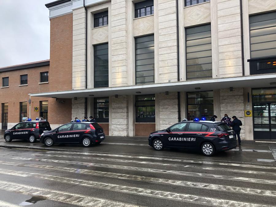 Rissa davanti alla stazione: tre arresti