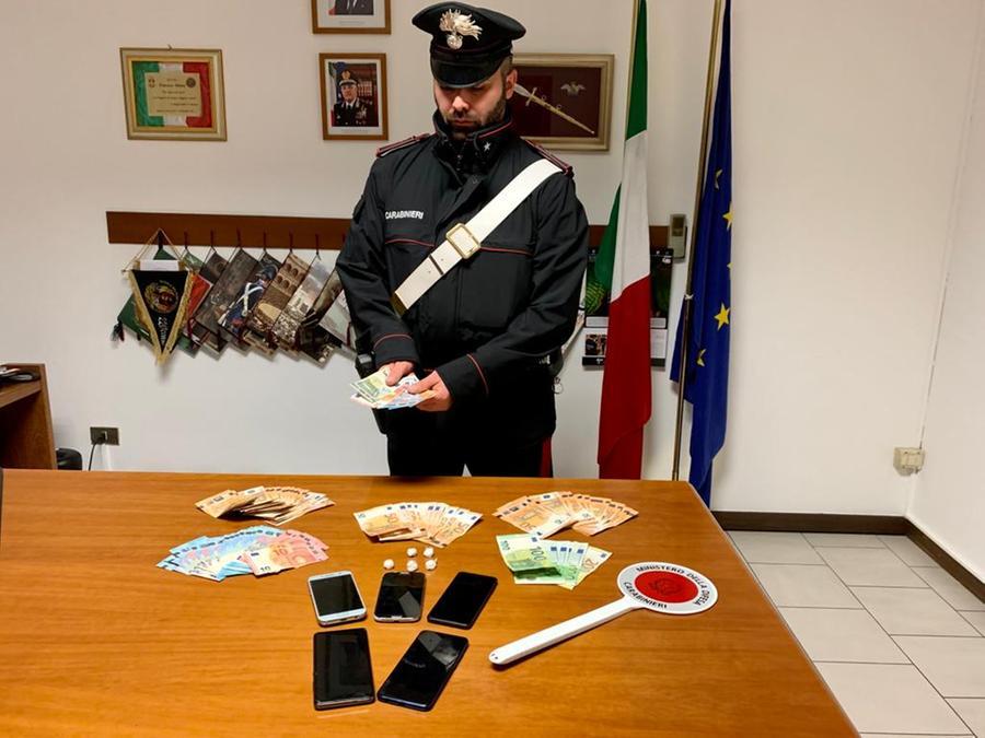 Spacciano droga vicino al cimitero, arrestati