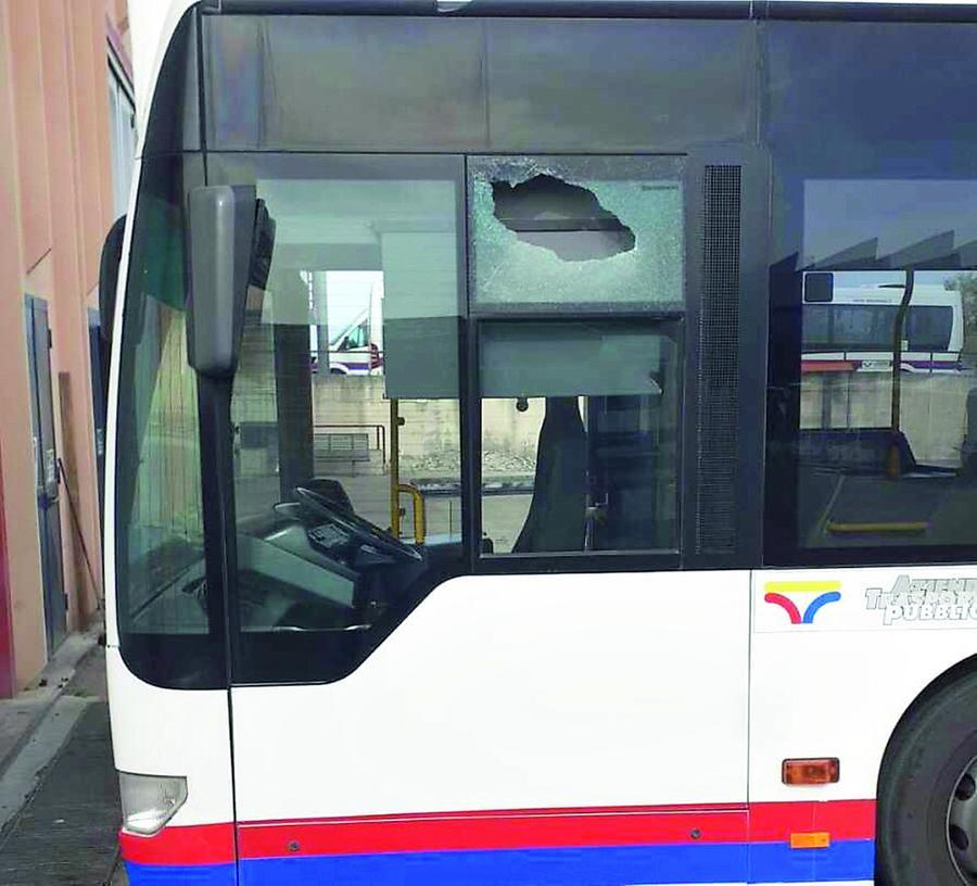Sassi contro il bus Atp a Sassari, Depperu: «Chi ha visto collabori e denunci»