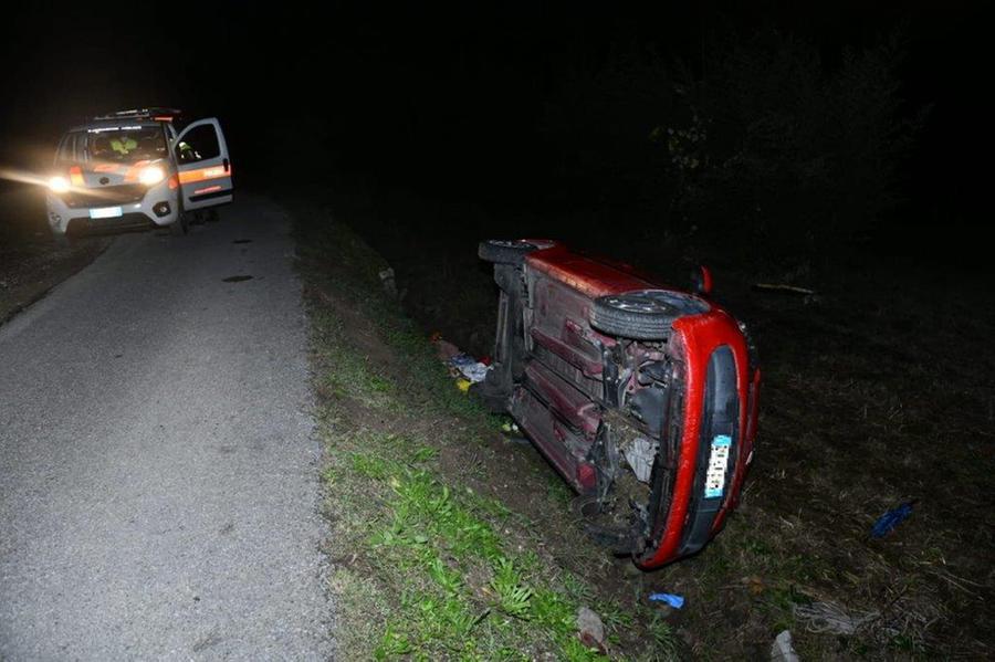 Auto fuori strada, muore una donna di 79 anni