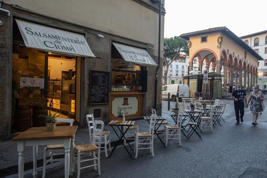 Tavolini e sedie all’aperto, arriva la proroga fino a dicembre