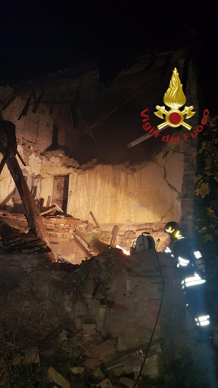 San Possidonio: incendio e crollo di un casolare abbandonato