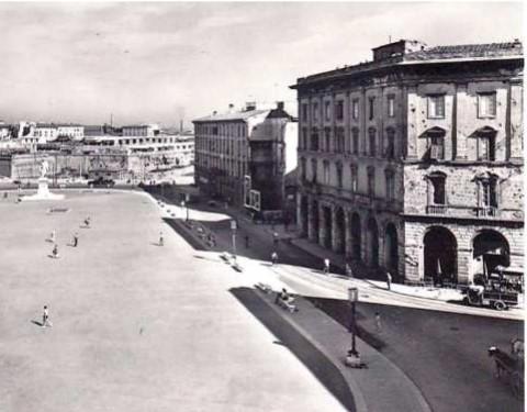 
	Piazza della Repubblica: si vedono ancora i danni della guerra (foto Livorno com&rsquo;era)

