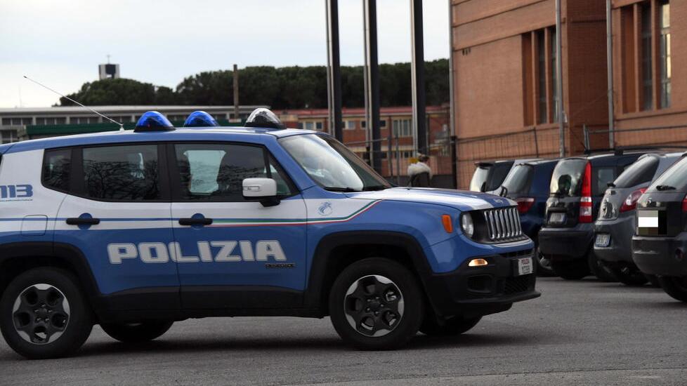 Un'auto della polizia (foto d'archivio)