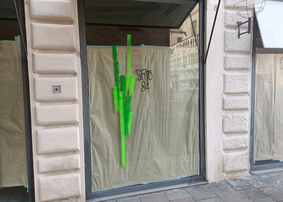 Ferrara, i bambù sui negozi sfitti: «No ai graffiti ma c’è abbandono»