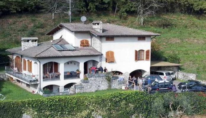 
	Nella foto in alto i carabinieri entrano nella splendida dimora a due piani dal 15 maggio 2021 casa per anziani


