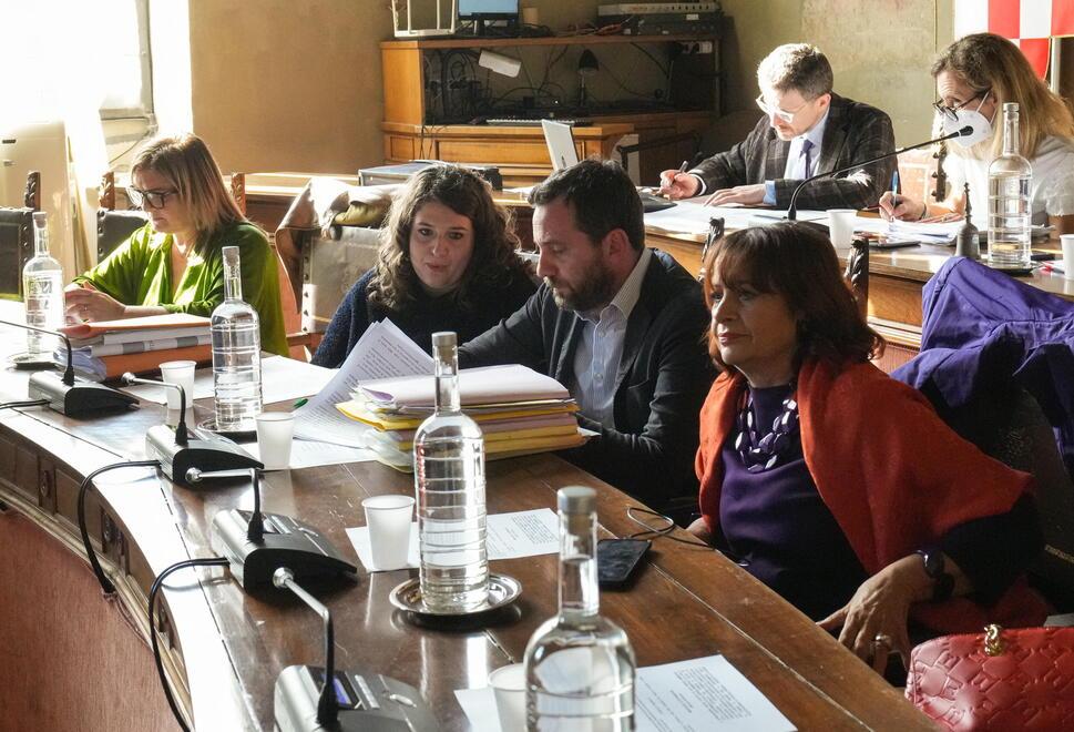 Il sindaco Alessandro Tomasi (al centro) sui banchi della giunta comunale in una seduta della assemblea di Palazzo di Giano (foto Nucci)