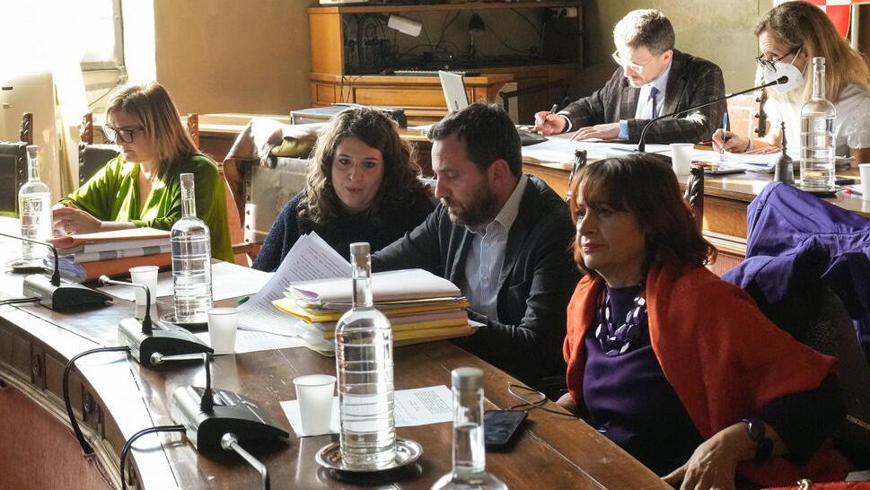 Il sindaco Alessandro Tomasi (al centro) sui banchi della giunta comunale in una seduta della assemblea di Palazzo di Giano (foto Nucci)